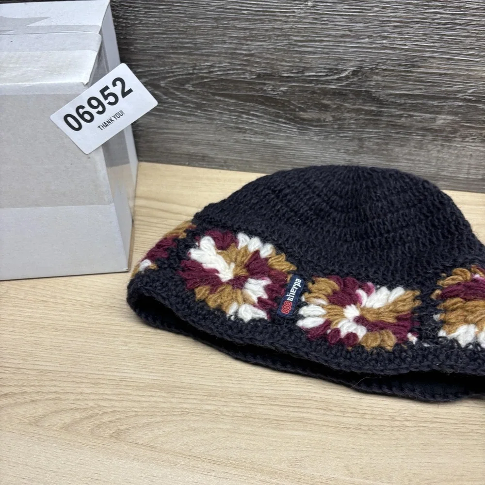 Sherpa Adventure Gear Hat Womens One Size Black Wool Fleece Lined Beanie Crochet